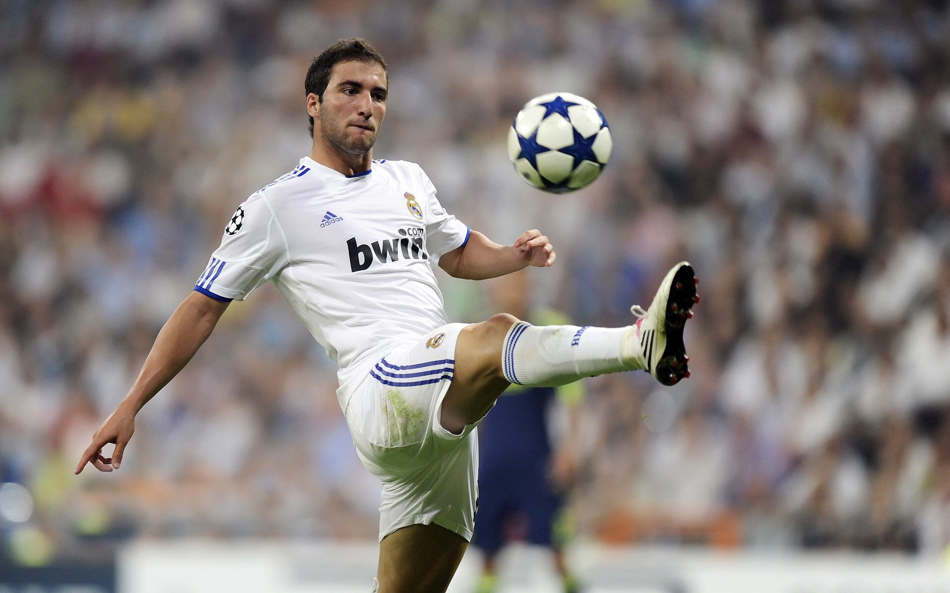开云体育2026-塞维利亚之夜,罗德里导演的孤独胜利,乌拉圭人被迫仰望的足球美学